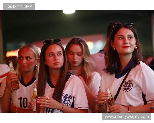 足球女球迷与球星激情对决 打扑克时的惊险与友谊之战